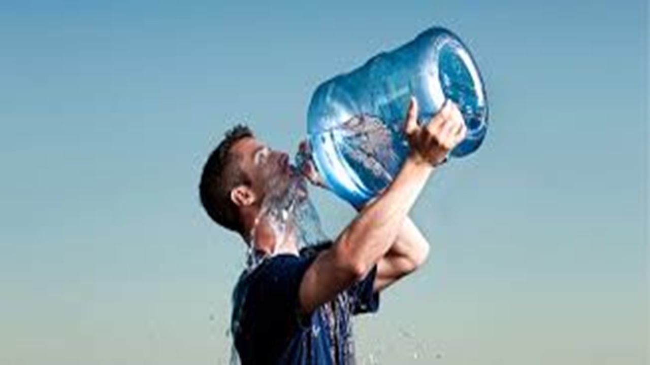 عوارض نوشیدن بیش از حد آب + فیلم