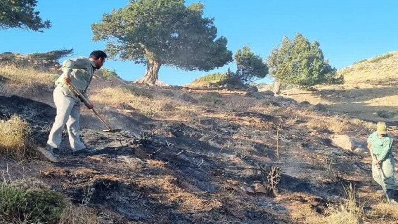 آتش سوزی در ۱۵ هکتار از مزارع گندم و بادام سمیرم