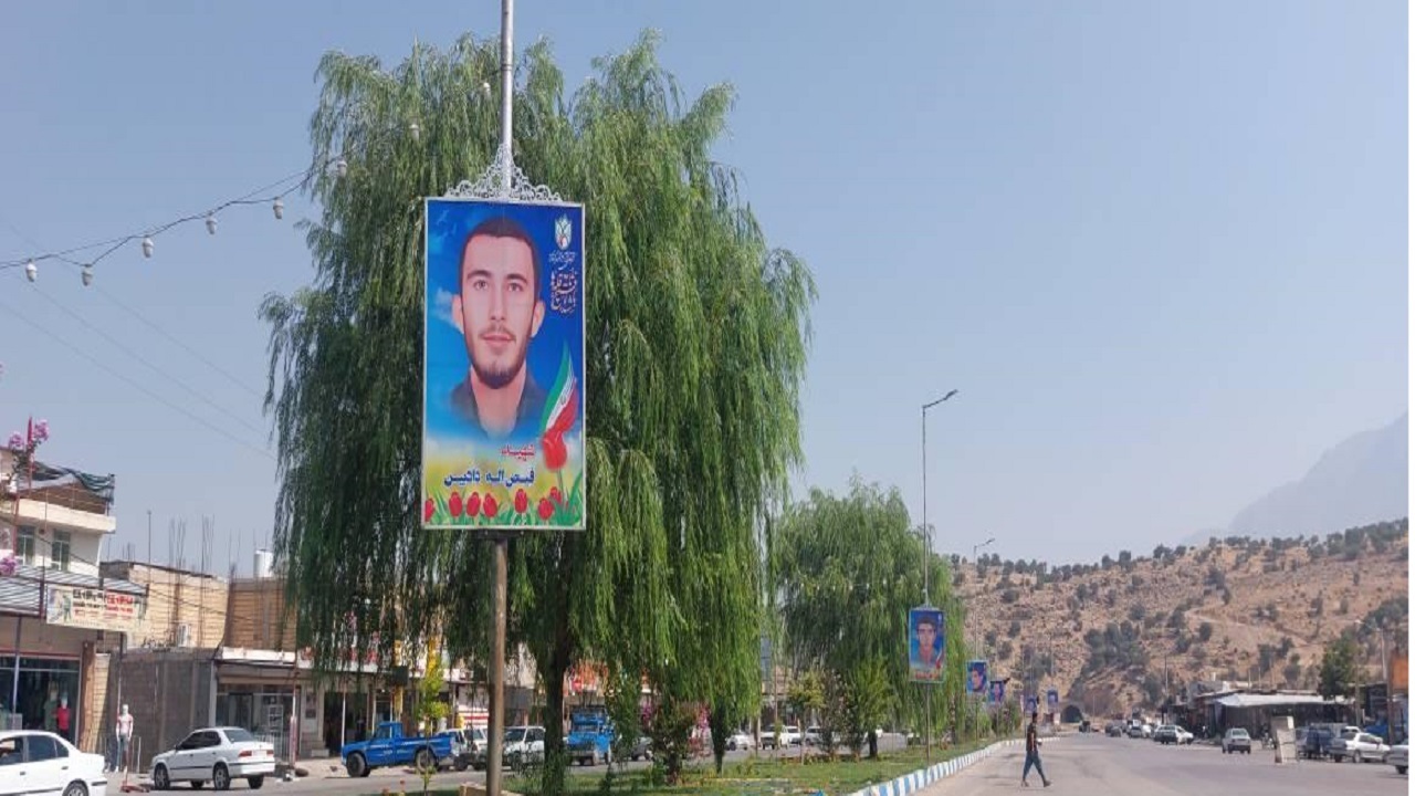 نصب تابلو تمثال شهدا در ورودی شهر پاتاوه