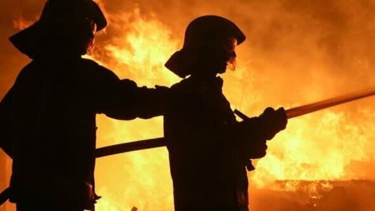 حریق گسترده انبار ۳ هزار متری کالا در جاده قدیم کرج