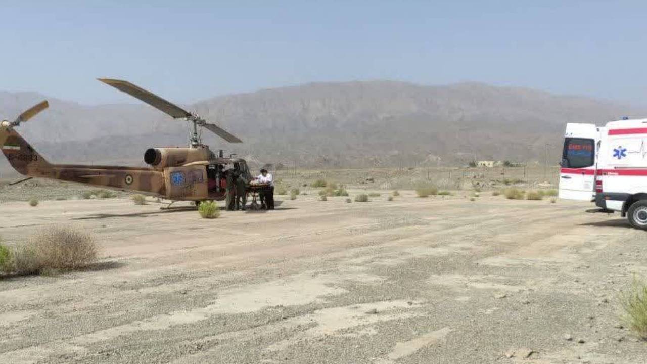 امدادرسانی زمینی و هوایی اورژانس کرمان به مصدوم حادثه واژگونی خودرو در گلباف