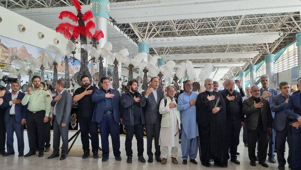 آیین استقبال از پیرغلامان حسینی در فرودگاه کرمان + تصاویر