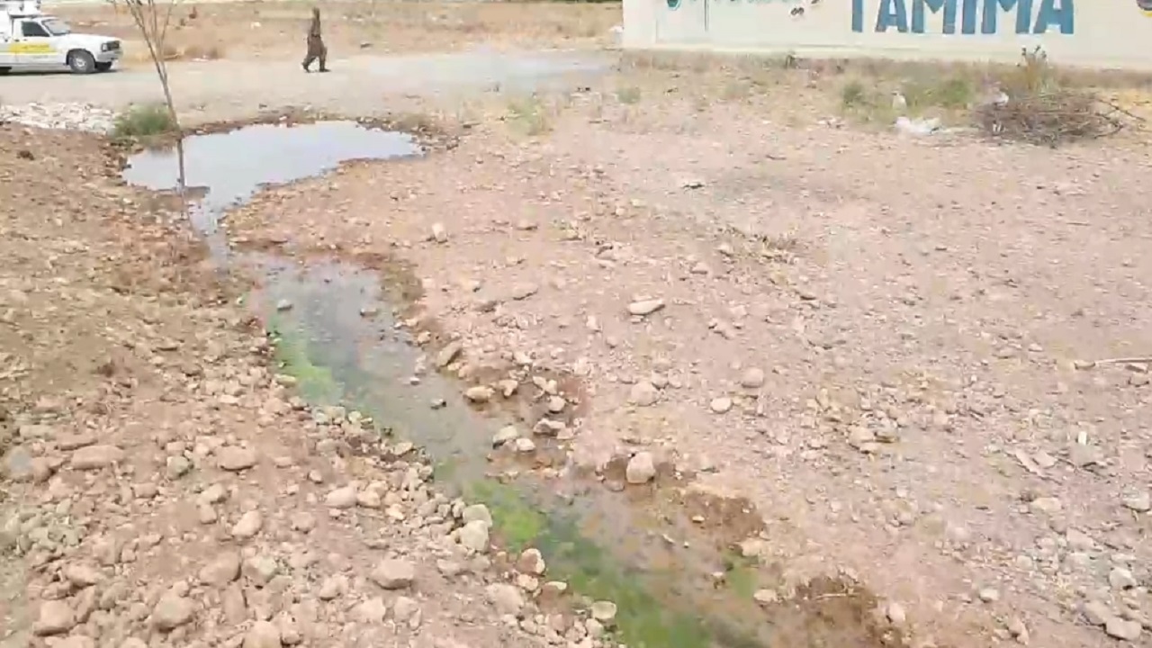 شکستگی لوله اصلی و نشتی آب در جاده اصلی روستا‌های کچوئیه و هاردنگ + فیلم