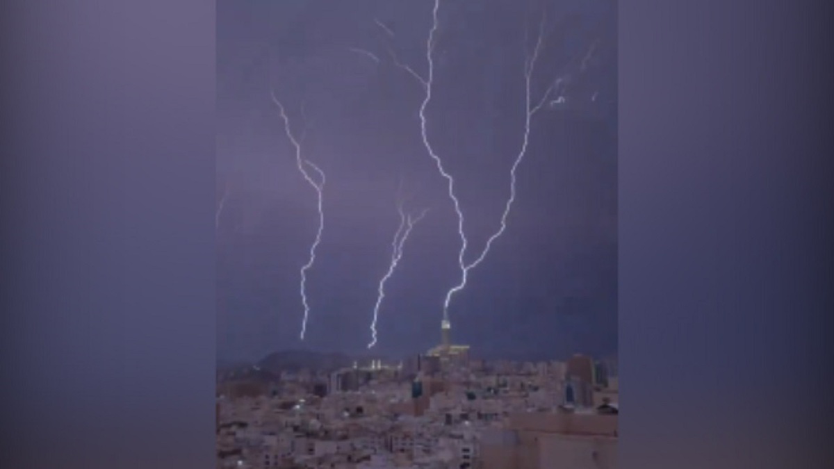 سیل در مکه و جده؛ مدارس تعطیل شدند + فیلم