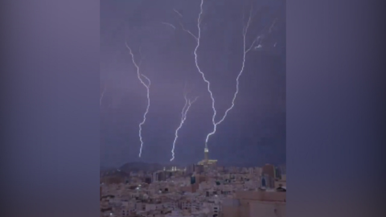 رعد و برق شدید در آسمان مکه + فیلم
