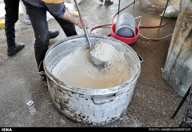 برنج خیسانده شده در آب برای پخت شله&zwnj;زرد