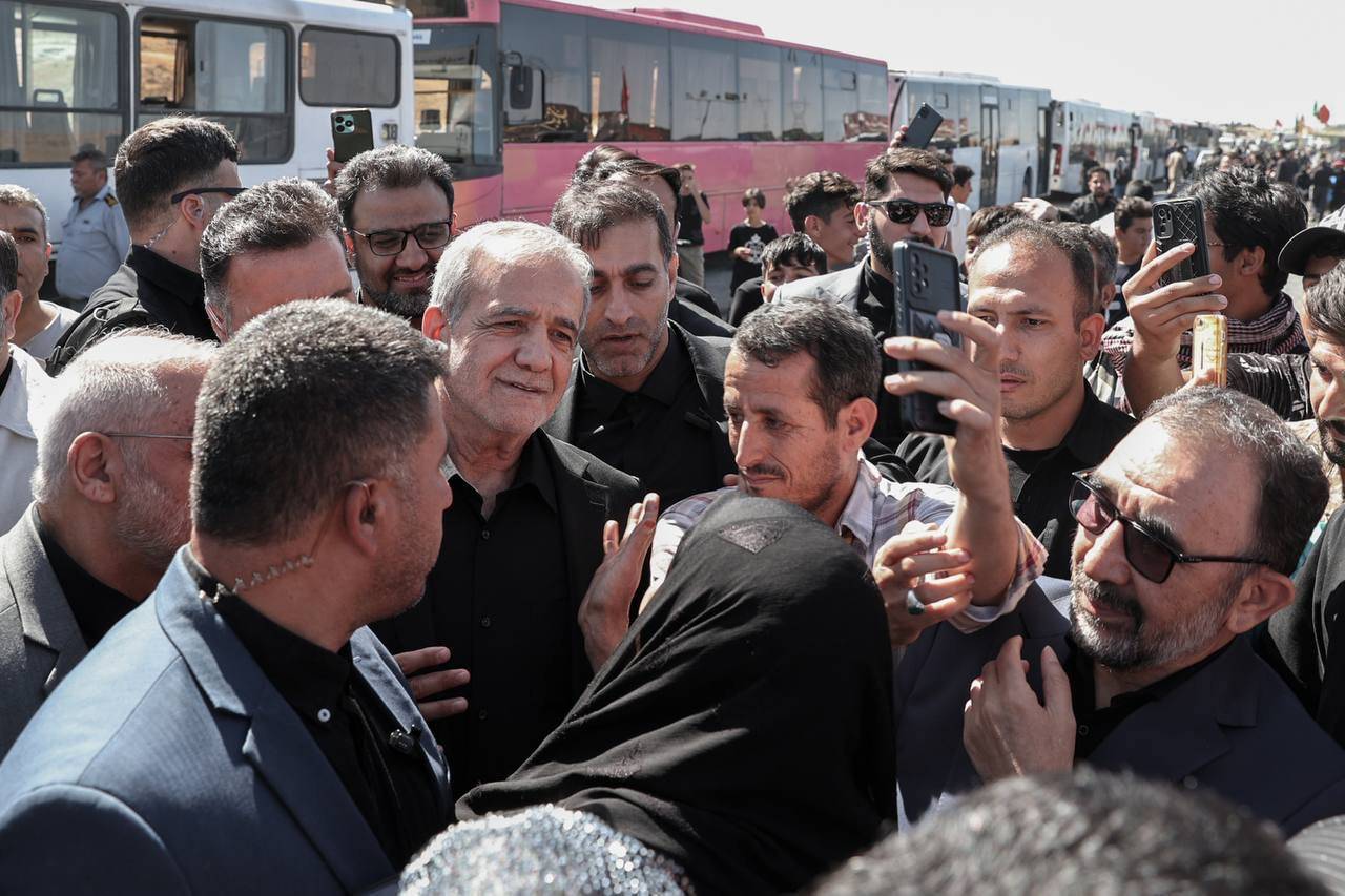 رئیس&zwnj;جمهور وارد مشهد مقدس شد/  پزشکیان هم مسیر با زائران پیاده