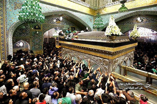 گل آرایی ضریح امام هشتم در آستانه سالروز شهادت