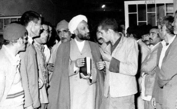 قدوسی در زندان مشغول صحبت با یک منافق تواب