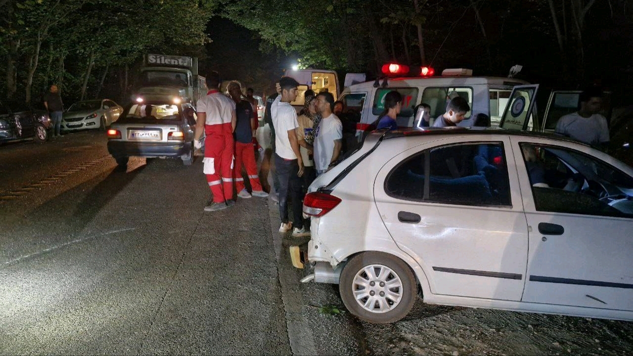 تصادف زنجیره‌ای ۵ خودرو در جنگل گلستان/ ۹ نفر مصدوم شدند