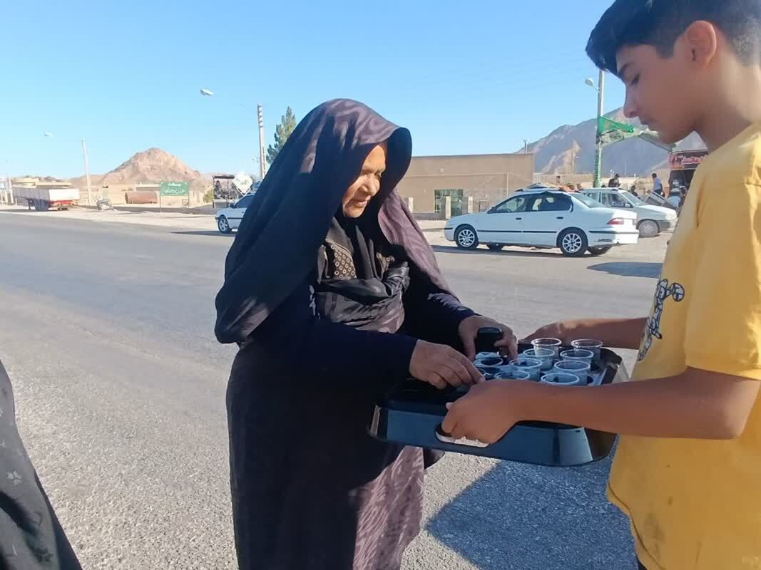 پذیرایی از سوگوان امام رضا(ع)