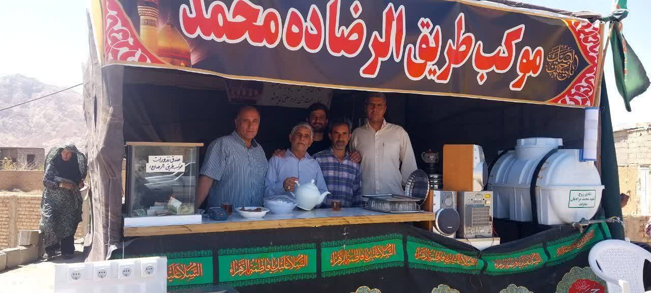 برپایی موکب پذیرایی در مسیر پیاده روی در مشهد مقدس