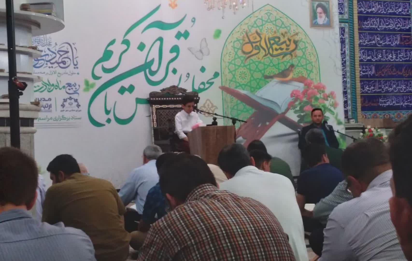برگزاری محفل انس با قرآن کریم با حضور بسیجیان خوی در مسجد سید حمزه + تصاویر
