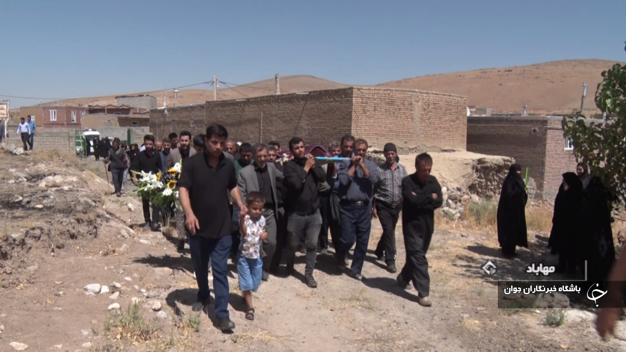 تشییع پیکر پدر شهید بر دستان اهالی روستای وحدت مهاباد