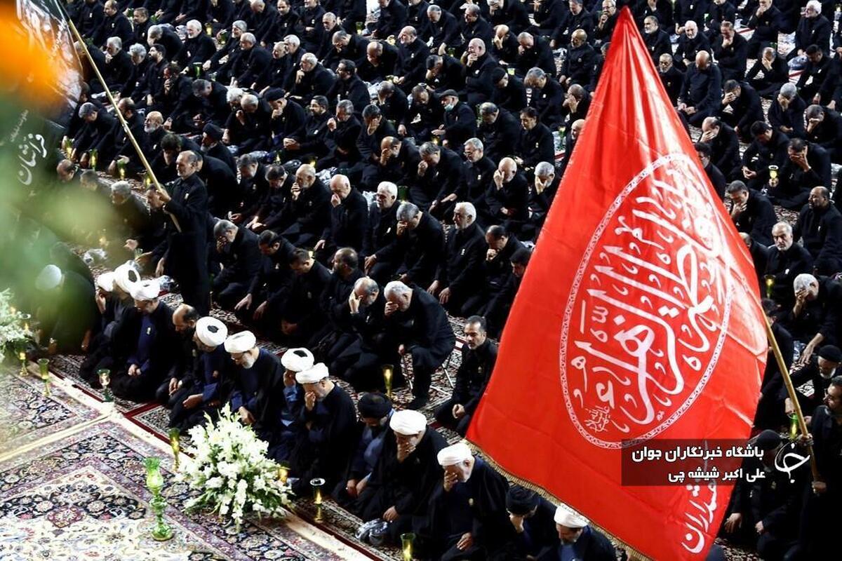 لاله‌گردانی شام غریبان در حرم شاهچراغ (ع)
