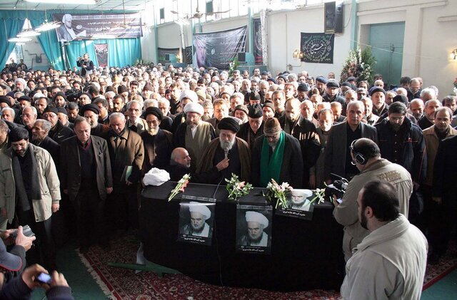آیت&zwnj;الله سیدرضی شیرازی در حال اقامه نماز بر پیکر آیت&zwnj;الله علامه یحیی