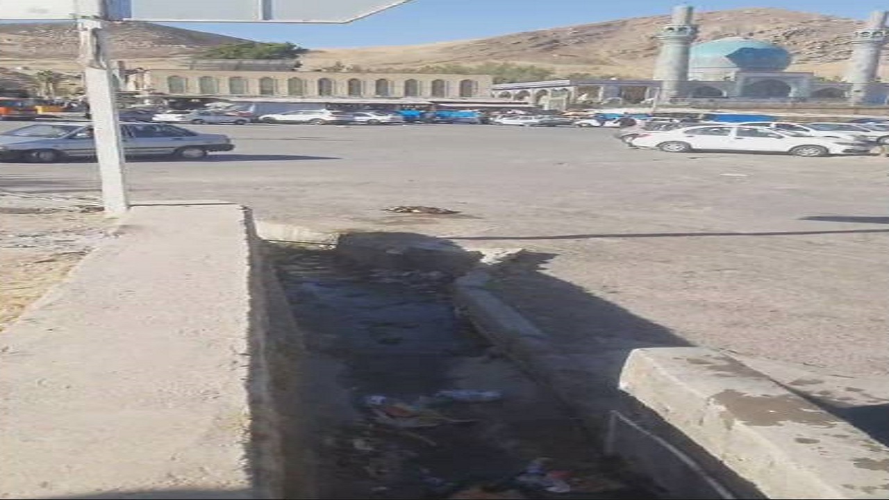گلایه زائران از جمع آوری نشدن زباله‌ها در محوطه امامزاده محمد (ع) کوهدشت + فیلم