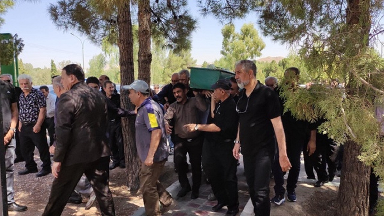 تشییع و خاکسپاری پیکر  محمد برزمهری در اصفهان