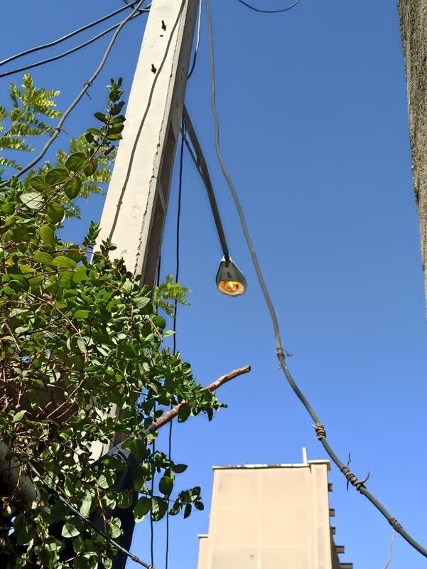 روشن ماندن تیر چراغ برق