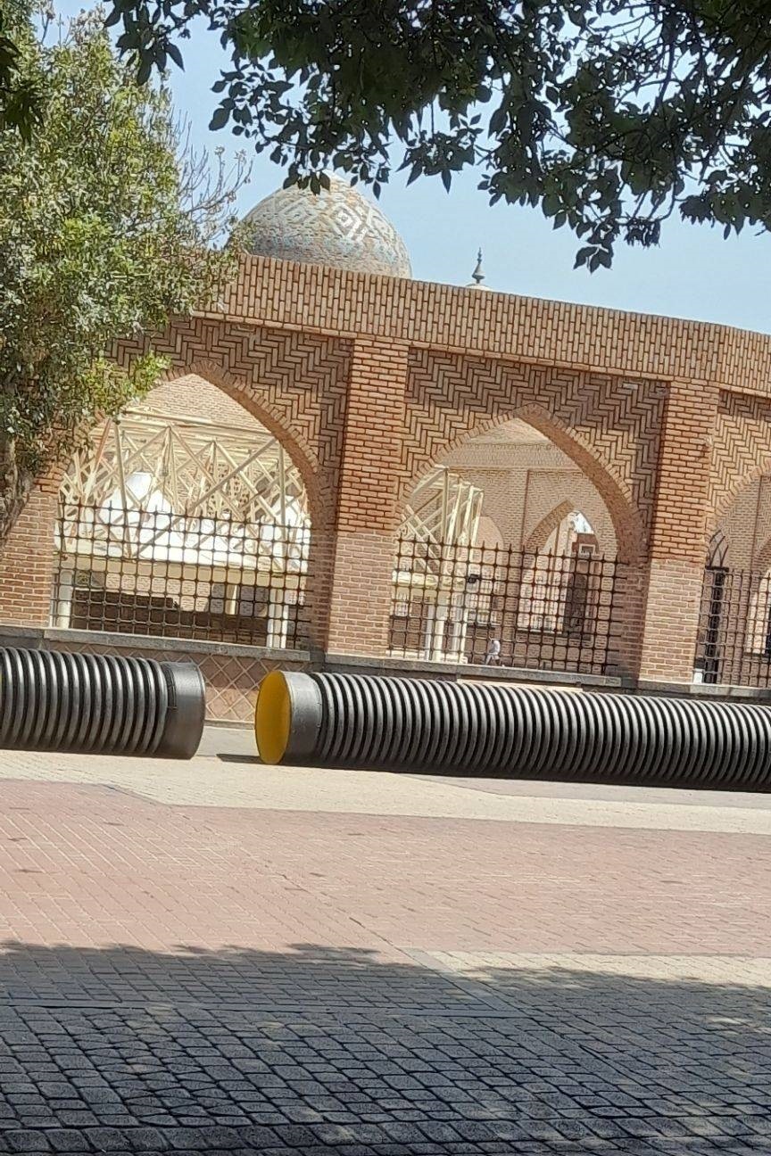 مزاحمت لوله&zwnj;های فاضلاب رها شده در پیاده راه