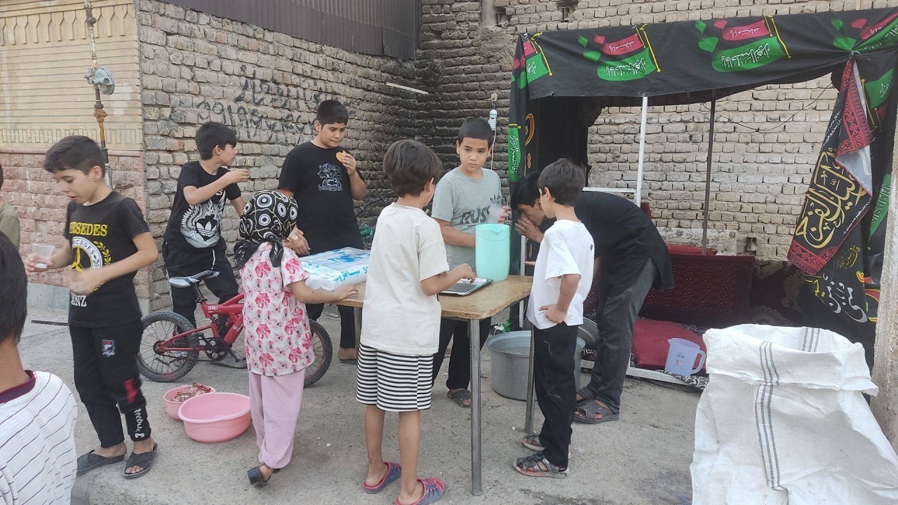 نگاهی به توزیع شربت در ایام محسنیه توسط کودکان قمی