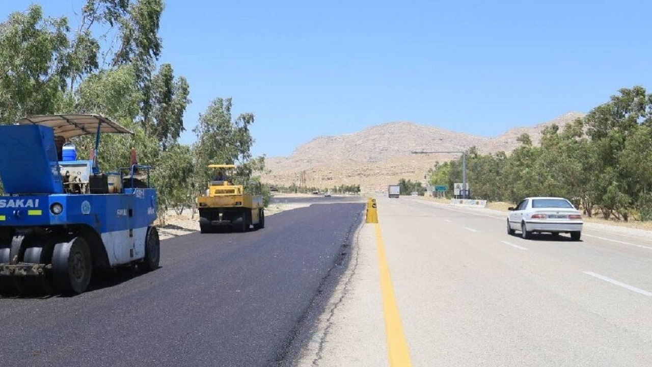عملیات روکش آسفالت ۶ کیلومتر از محور مهران به دهلران آغاز شد