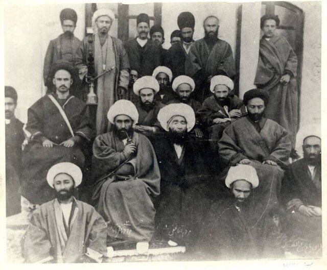 حاج&zwnj;آقا نورالله ردیف دوم از پایین- نفر دوم نشسته از چپ