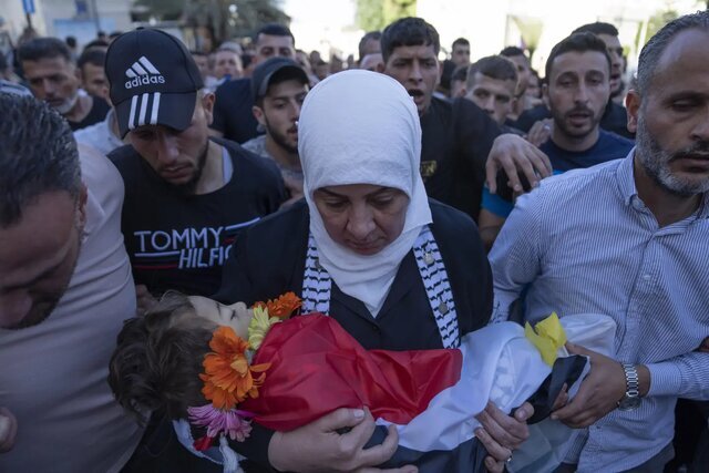 &laquo;لیلا غانم&raquo; فرماندار شهر رام&zwnj;الله پیکر کودک ۲&zwnj;ساله فلسطینی را حمل می&zwnj;کند که در کرانه باختری به شهادت رسیده، ۵ ژوئن ۲۰۲۳