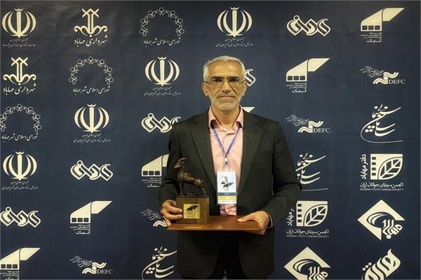 تندیس بهترین عکس جشنواره آسمان در دستان هنرمند چهارمحال و بختیاری