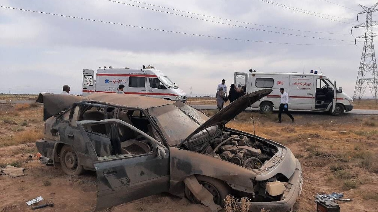 ۲ حادثه واژگونی خودرو در جاده نیشابور ۱۰ مصدوم داشت