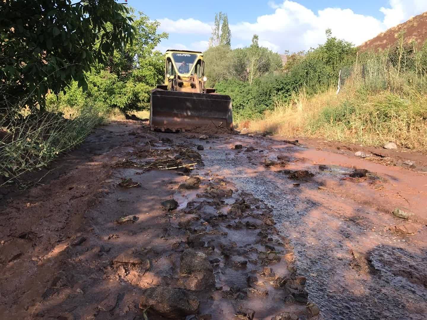 وقوع سیلاب در محور روستایی ناریان شهرستان طالقان