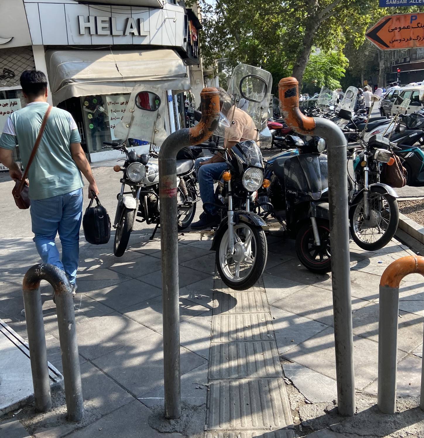 تصرف موتوسواراران در پیاده راه میدان جمهوری