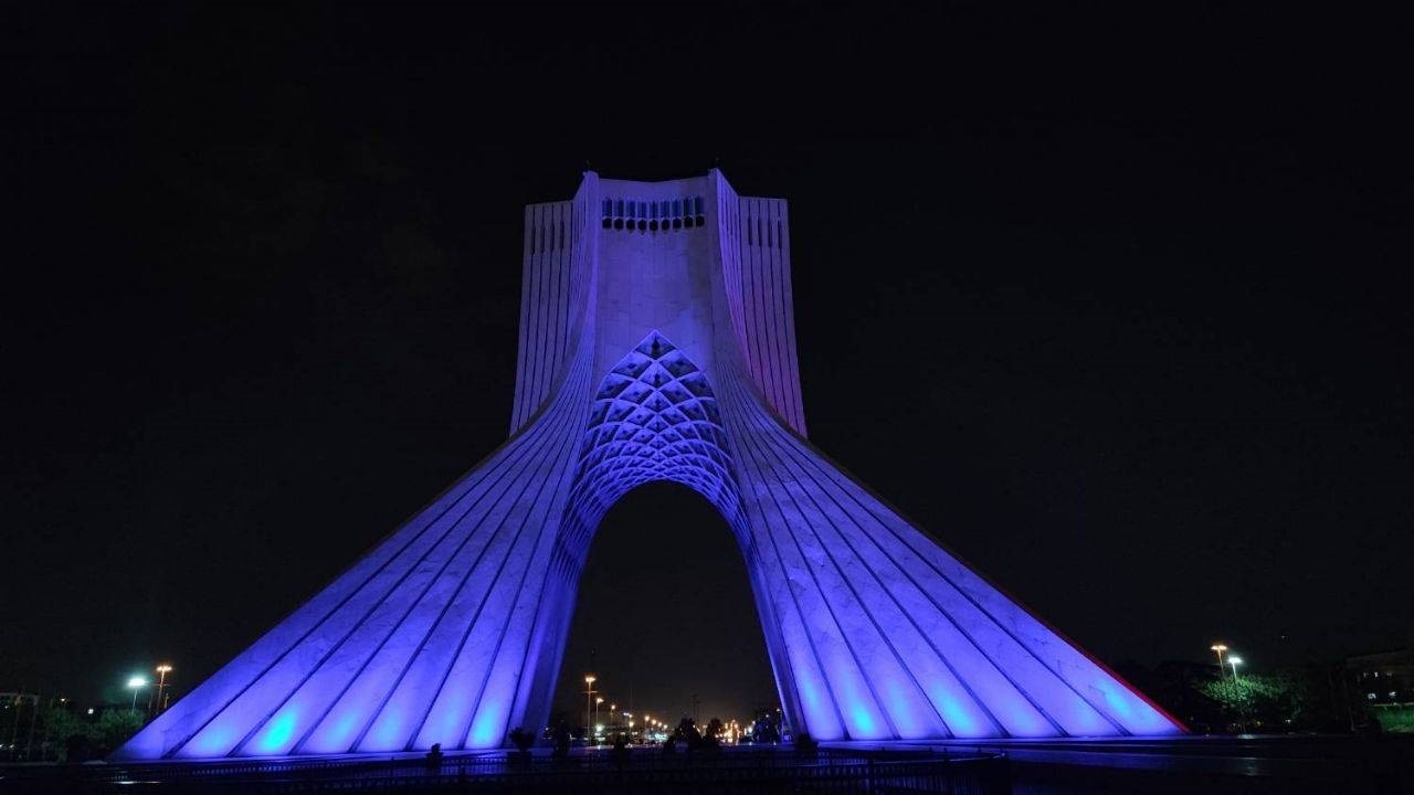 در سالروز تاسیس اورژانس برج آزادی سورمه‌ای می‌شود