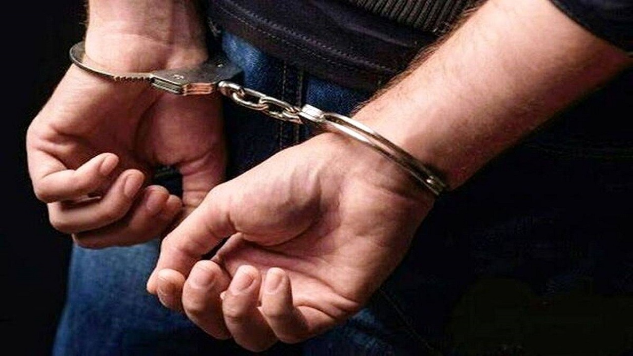 دستبند پلیس بر دستان سارق محتویات خودرو