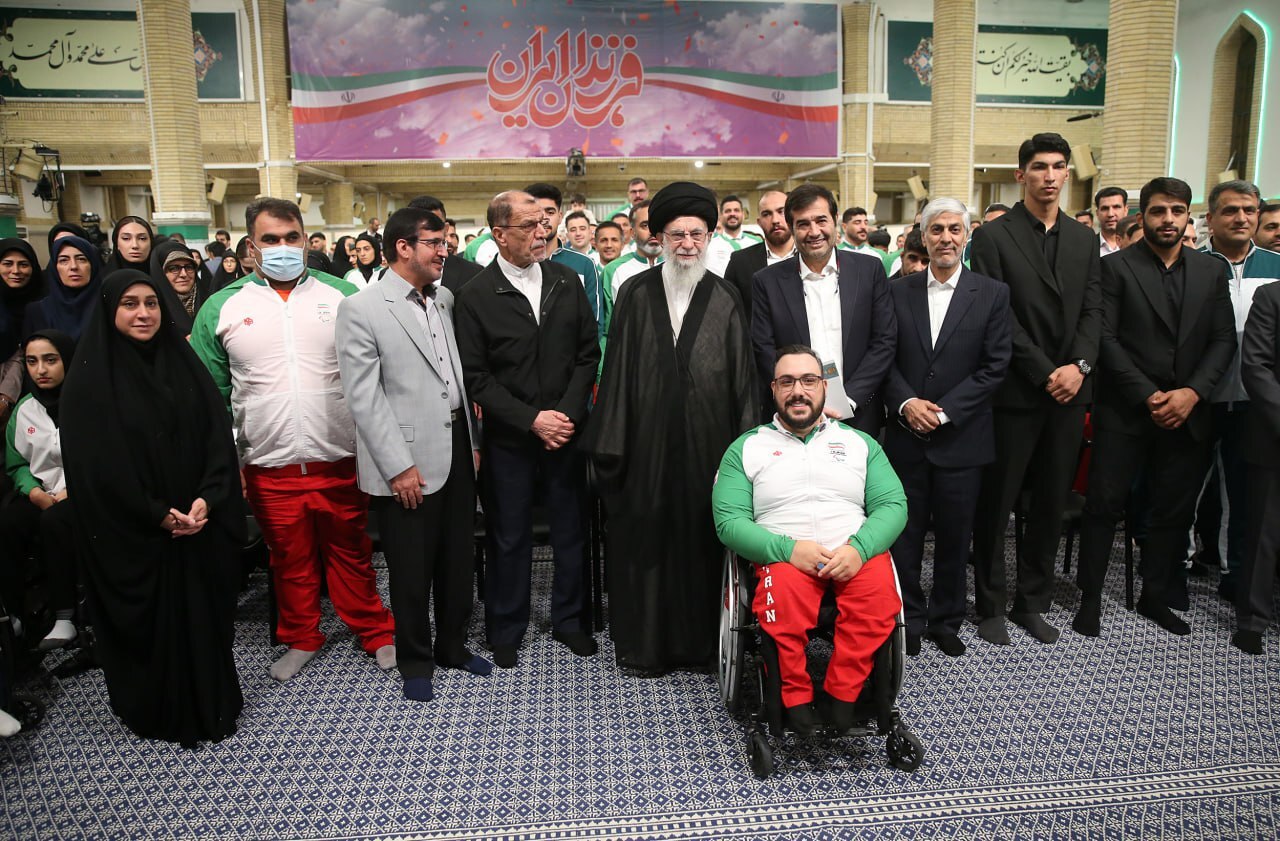 عکس یادگاری ورزشکاران اعزامی به المپیک و پارالمپیک پاریس با رهبر انقلاب