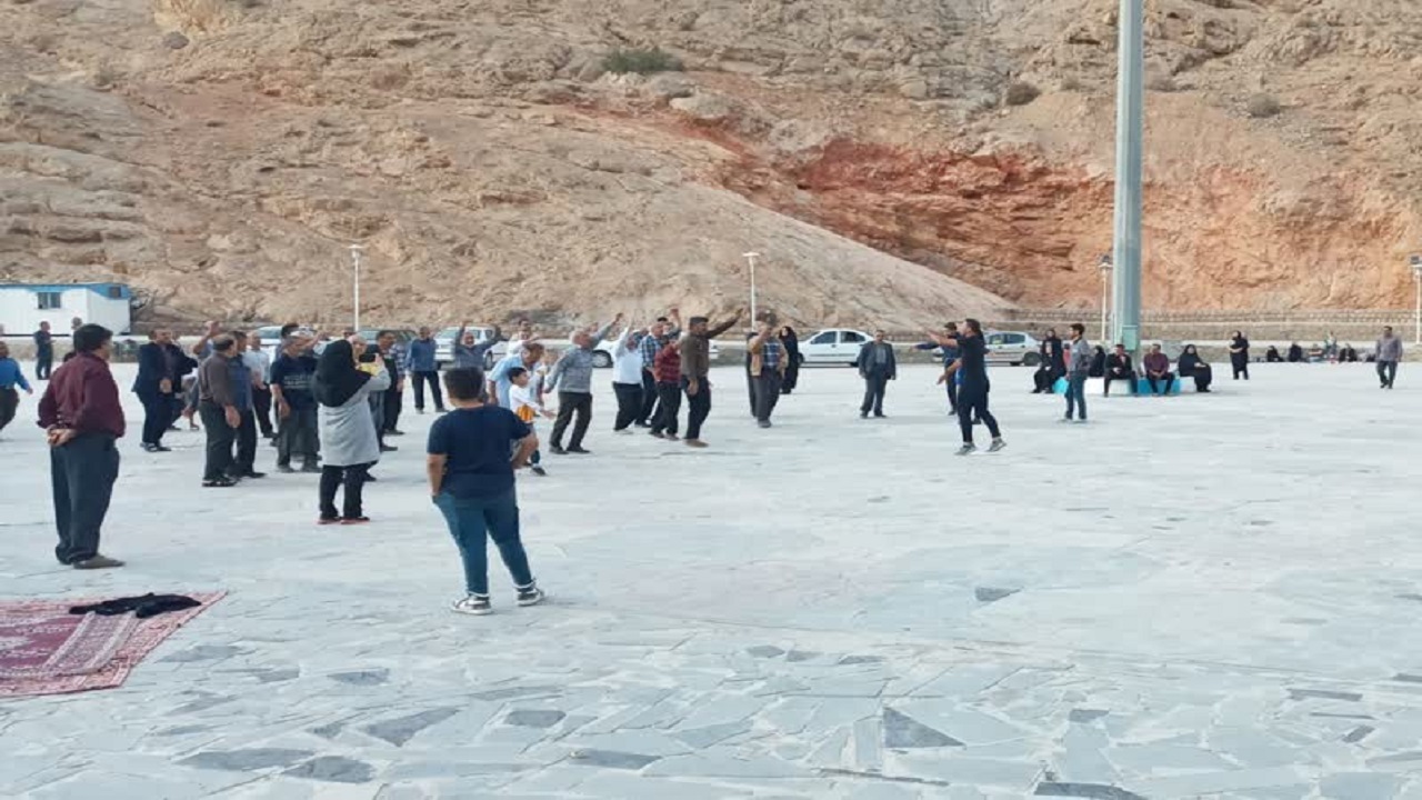 برگزاری مراسم کوه گشت خانوادگی ایثارگران خمینی شهر در چشمه لادر + فیلم و عکس