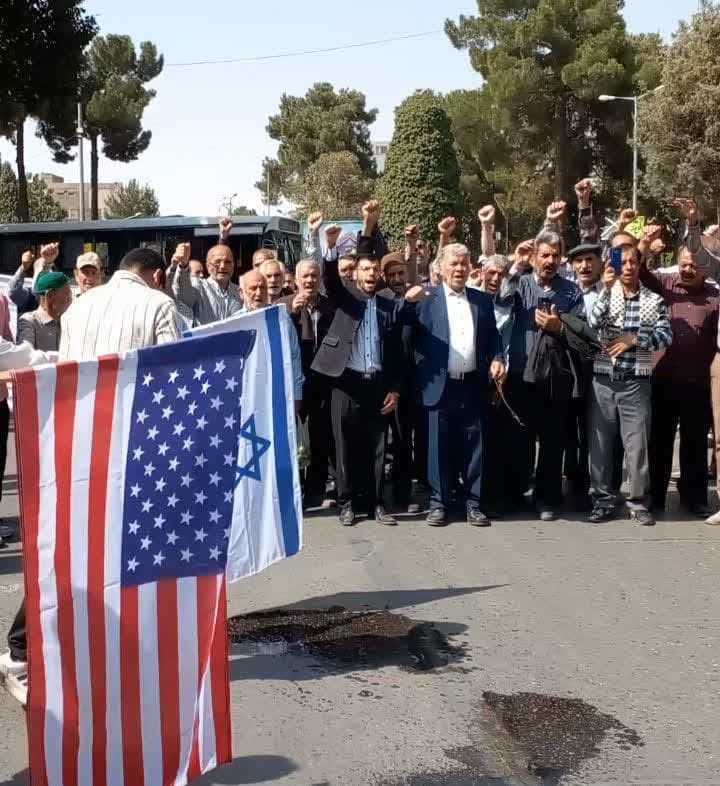 آتش کشیدن پرچم اسرائیل و فلسطین