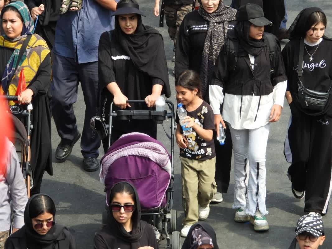 حضور مادران به همراه فرزندان در پیاده روی