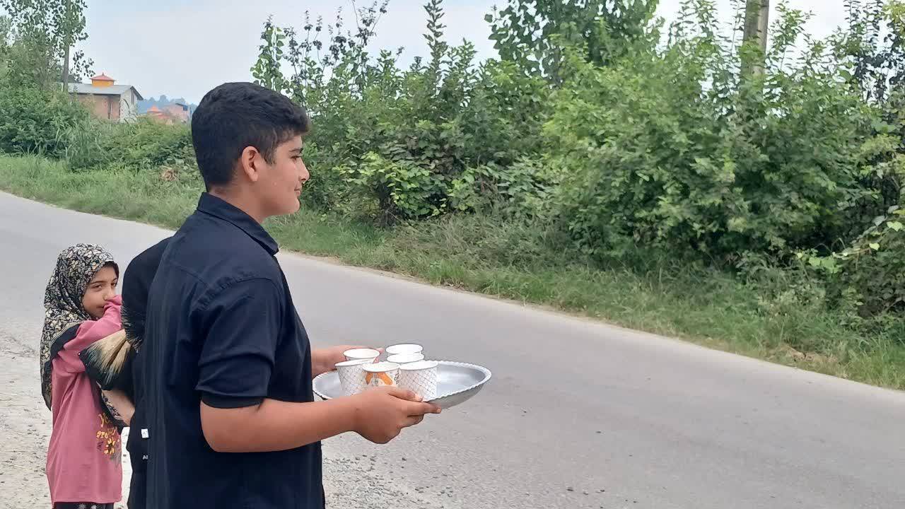 توزیع نذری توسط نوجوانان
