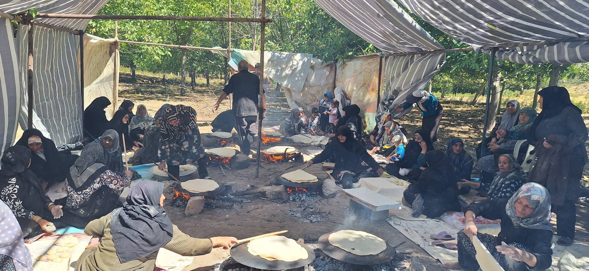 پخت و توزیع نان محلی در شهرستان رابر
