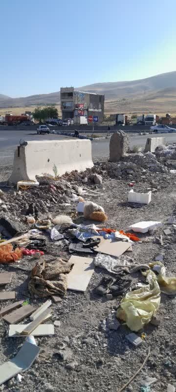 انباشت زباله در کنار جاده