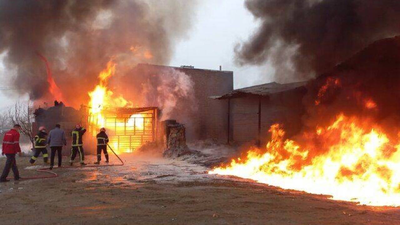 مهار آتش‌سوزی گسترده یک انبار مواد غذایی در بلوار قدس کرمان