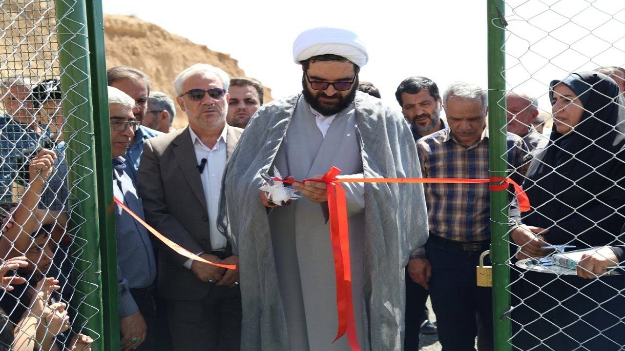 بهره برداری زمین چمن مصنوعی روستای شیخ جعفر در قروه