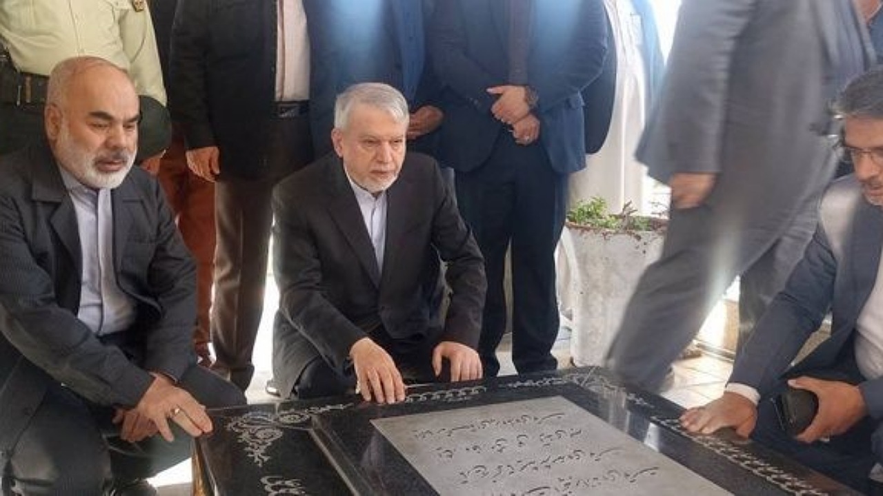 وزیر میراث فرهنگی به مقام شامخ شهدای زاهدان ادای احترام کرد