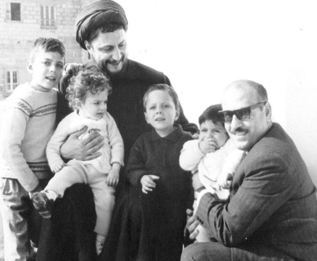 امام موسی صدر در کنار فرزندان