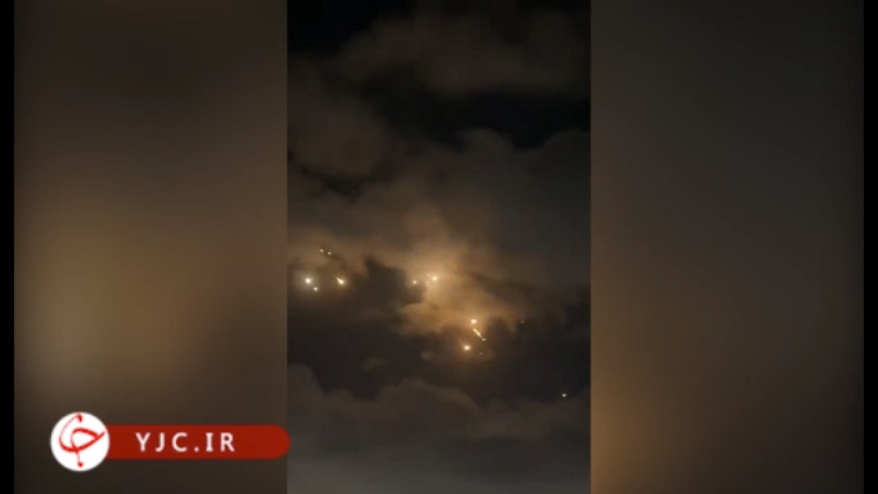 رادیو اسرائیل: طی نیم ساعت ۲۰۰ موشک از ایران به اسرائیل شلیک شده است + فیلم