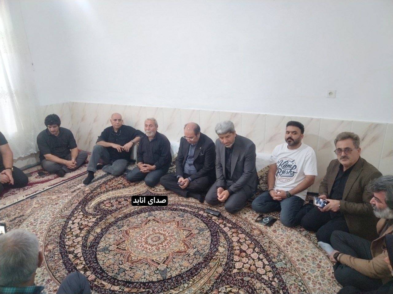 دیدار جمعی از بازیگران از حادثه دیدگان طبس