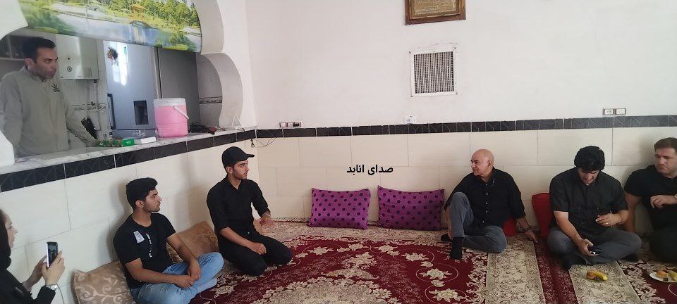 دیدار پرویز پرستویی و رسول خادم از خانواده حادثه دیدگان معدن طبس