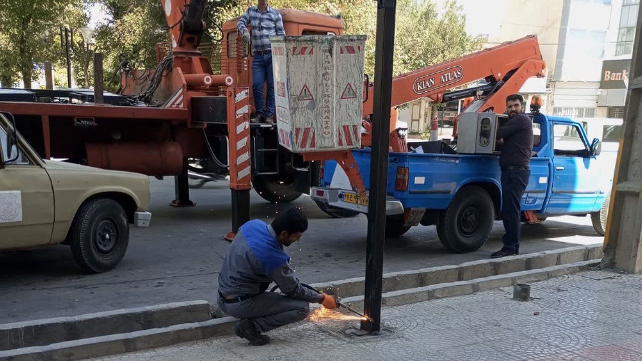 جمع آوری تابلو‌های غیراصولی و مزاحم در شهرکرد
