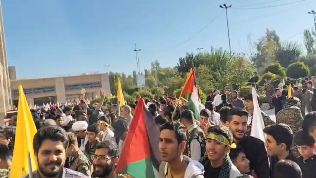 ازدحام انبوه نمازگزاران برای شرکت در نماز جمعه از لنز دوربین شهروند خبرنگار